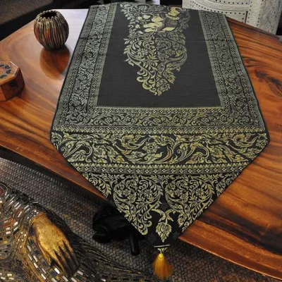 Produktbild von Schwarzer Tischläufer mit goldenen Pompons 23 × 200 cm