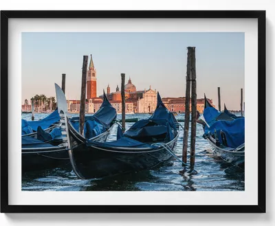 Produktbild von Venezianische Gondeln auf dem Wasser Italien– Wandbild mit Rahmen – Gerahmtes Bild  – Wanddekoration – 80x60 cm –  Schwarz Rahmen