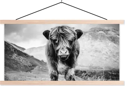 Produktbild von MuchoWow® Textilposter Schottisches Hochlandrind - Berg - Schwarz - Weiß 120x60 cm mit holzfarbenen Rahmen - Klemmleiste