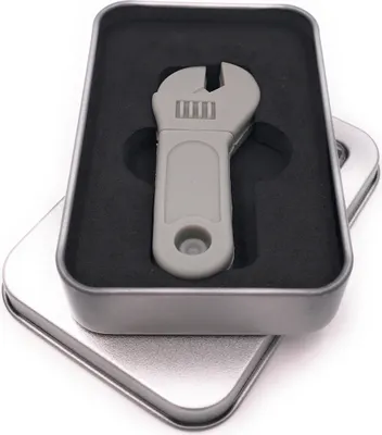 Produktbild von Onwomania Schraubenschlüssel Werkzeug Handwerk in Grau USB Stick in Alu Geschenkbox 32 GB USB 2.0