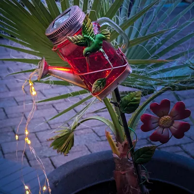Produktbild von LED Solar Gießkanne mit Wasserfall Lichterkette - Rotes Solarglas mit Kolibri - H: 80cm - Sensor