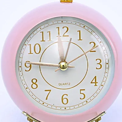 Imagen del producto de Reloj de pared metálico de estilo europeo, con diseño ingenioso, silencioso, redondo, electrónico, de cuarzo y con alarma, ideal para niños, para sala de estar o dormitorio, color rosa