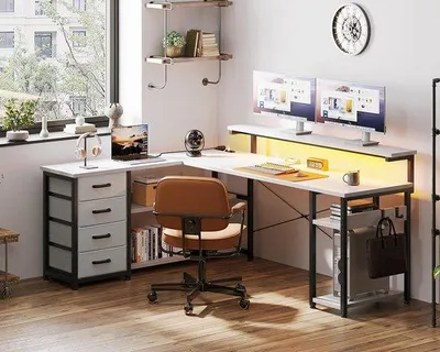 Produktbild von Ibenzoa® L-Eckschreibtisch – geräumiger L‑förmiger Schreibtisch mit 4 Schubladen, 2 offenen Regalen, höhenverstellbarem Monitorständer, LED‑Beleuchtung, 2 Steckdosen & 2 USB