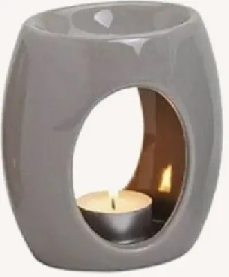 Eine graue Keramik-Duftlampe mit ovaler Form und einer ovalen Aussparung in der Mitte.