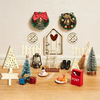 Produktbild von Wichteltür-Set - 32-teiliges Miniatur-Zubehör mit Wichteltür, Weihnachtsbaum, Briefkasten, Kranz, Teppich, Laterne, Rentier, Schneemännern und Stiefeln - Mehrfarbig
