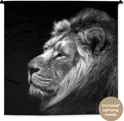 Produktbild von MuchoWow® Wandteppich Wandbehang Löwe vor schwarzem Hintergrund in schwarz und weiß 120x120 cm Tapisserie Dekoration Wandtuch - Modern - Baumwollgewebe