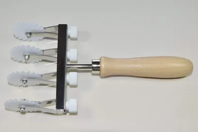 Ausstechform für Teigblätter, verstellbar, 4 Messer, weiß