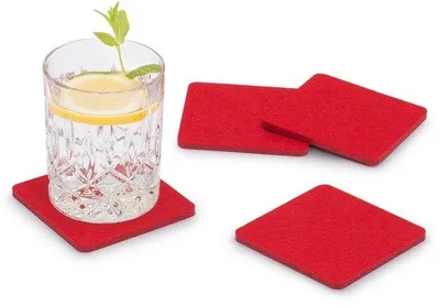 Imagen del producto de Base de fieltro cuadrada, color rojo, paquete de 8 unidades, para vasos