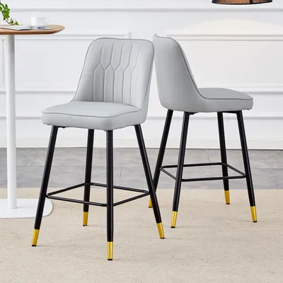 Productafbeelding van STILVORA set van 2 barkrukken, 100 cm hoog, met een zitting van Polyurethanleer. De barkrukken hebben een zwart metalen frame en een voetsteun. Dit stabiele ontwerp is ideaal voor een thuisbar
