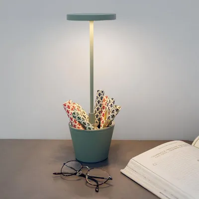 Produktbild von Poldina Reverso Green Sage LED-Tischleuchte, wiederaufladbar und dimmbar mit einer Akkulaufzeit von bis zu 12 Stunden. Außen IP65