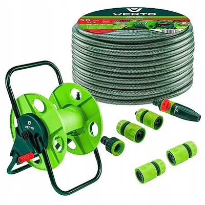 Produktbild von VERTO Schlauchtrommel + Gartenschlauch 50m + Wasserspritze + 3 x Schlauchverbinder, Wasserstop, Hahnverbinder - Gartenbewässerung Starterset