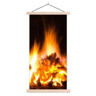 Produktbild von MuchoWow® Textilposter Kamin vor schwarzem Hintergrund 60x120 cm mit holzfarbenen Rahmen - Holz
