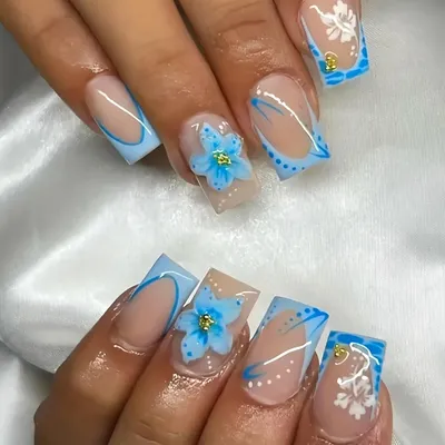 Image de Ongles artificiels courts, carrés, style français, bleu avec des fleurs ornées de strass dorés, lot de 24 pièces