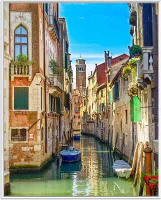Produktbild von Wallario Wandbild Urlaub in Venedig  Kanal zwischen bunten Häusern, Größe: 40,30 x 50,30 cm, Poster mit weißem Aluminiumrahmen