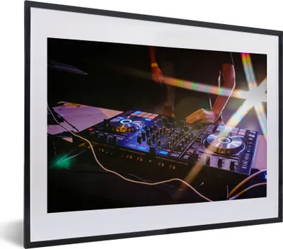 Produktbild von MuchoWow® MuchoWow® Gerahmtes Poster Mischpult mit einem hellen Licht im Hintergrund 40x30 cm - Poster mit zchwarzem Bilderrahmen - Bilderrahmen - Poster im Rahmen