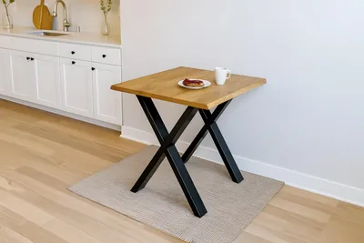 Produktbild von Esstisch 90x90 cm Baumkante Eichenholz massiv geölt X-Gestell schwarz SALVADOR