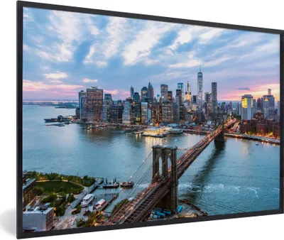 Produktbild von MuchoWow® Gerahmtes Poster New York - Brooklyn Bridge - Boot 90x60 cm - Poster mit Schwarzem Bilderrahmen Wandposter Rahmen Foto Bilder - Fotorahmen - Foto-Plakat