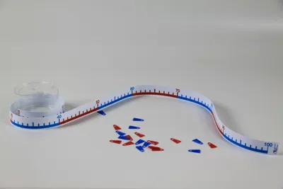 Produktbild von Zahlenstrahl - Rechenband klein 1m Zahlenskala 1-100 in Dose mit Zubehör