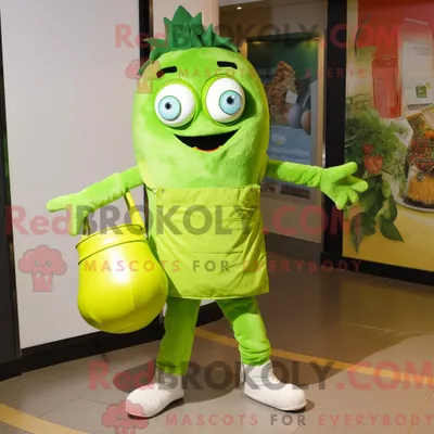 Productafbeelding van Mascottekarakter REDBROKOLY van een limoengroene paella gekleed met een boyfriend jeans en sleutelhangers