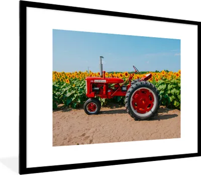 Produktbild von MuchoWow® Gerahmtes Poster Traktor - Rot - Sonnenblume - Bauernhof - Blumen 80x60 cm - Poster mit Schwarzem Bilderrahmen Wandposter Rahmen Foto Bilder - Schlafzimmer-Dekorationen - Fotoposter