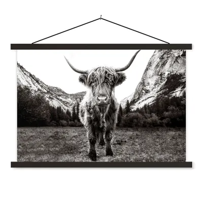 Produktbild von MuchoWow® Textilposter Berg - Schwarz - Weiß - Schottischer Highlander 120x80 cm mit schwarzem Rahmen - Wanddeko