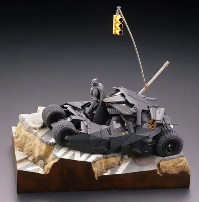 Produktbild von Kaiyodo Jap. Batman Begins Batmobile Tumbler in Gotham City Diorama Statue 17 cm KAYO09111
