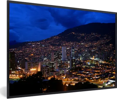 Produktbild von MuchoWow® Gerahmtes Poster Luftaufnahme von Medellín in Kolumbien bei Nacht 90x60 cm - Poster mit Schwarzem Bilderrahmen Wandposter Rahmen Foto Bilder - Fotorahmen - Foto-Plakat