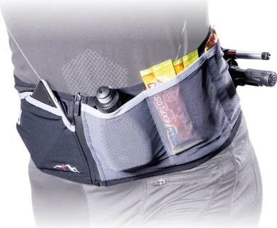 Trail Sensitive Running Belt von Nortec; schwarz; mit Fächern für Snacks und Trinkflaschen; am Körper getragen.