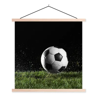 Produktbild von MuchoWow® Textilposter Fußball auf der Wiese 40x40 cm mit holzfarbenen Rahmen - Posterleiste
