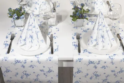 Produktbild von Sovie HOME Tischläufer Bonnie in Blau aus Linclass® Airlaid 40 cm x 4,80 m, 1 Stück - Floral