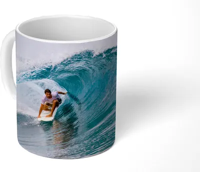 Produktbild von MuchoWow® Tasse Kaffeetasse Kaffeebecher 350 ml Surfender Mann Teetasse - Fototasse - Becher - Keramikbecher - Teebecher - Kaffeetasse - Bürotasse