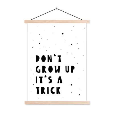 Produktbild von MuchoWow® Textilposter Zitate - Werd nicht erwachsen, es ist ein Trick - Baby - Sterne - Kinder 120x160 cm mit holzfarbenen Rahmen - Plakatkarton