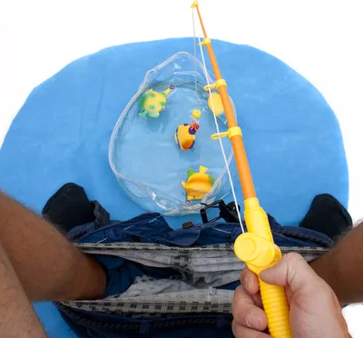 Produktbild von Toiletten WC Angel Set Potty Fisher - Lustiges Klo Angelspiel Scherzartikel mit Magnetangel, Fischen & Fußmatte für Männer & Frauen