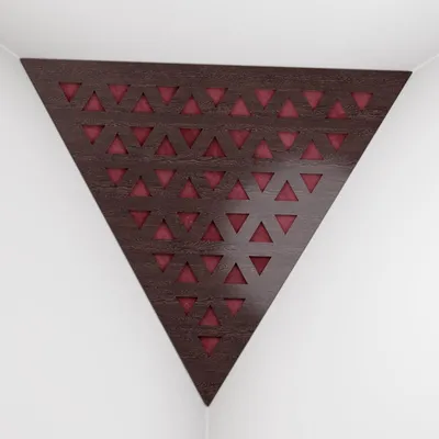 Obrázek produktu pro Balení po 2 kusech – basová past do rohů stropu „Triangle-F“ | Akustická pěna ve tvaru pyramidy s laminovanou deskou z HDF a potahem [TRI-Wenge|Bordeaux]