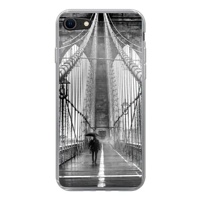 Produktbild von MuchoWow® Handyhülle Schutzhülle Hülle für iPhone SE 2020 Brooklyn Bridge während des Regens in Schwarz und Weiß Silikon Softcase Handy Hülle - Kartenbesitzer