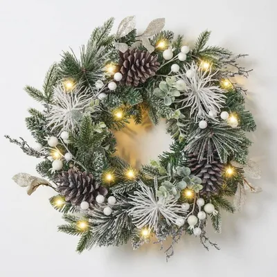 Produktbild von Weihnachtskranz 46 cm mit LED Timer Tannenzapfen Beeren Silber Weiß