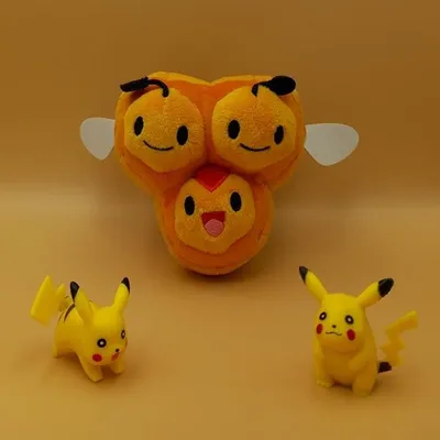 Produktbild von Pokemon Wadribie Kuscheltier - 18 cm Plüschtier Combee