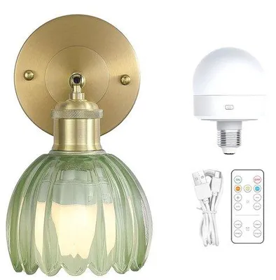 Image de Lampe de style rétro avec abat-jour en verre de couleur laiton réglable et interrupteur ; idéale pour une table de chevet, une chambre ou un hall d'entrée - vert, tricolore, rechargeable.