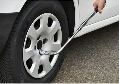 Image de Clé Télescopique 1/2", Douilles Réversibles 17/19 mm, Longueur Réglable 32-50 cm, Manche Antidérapant