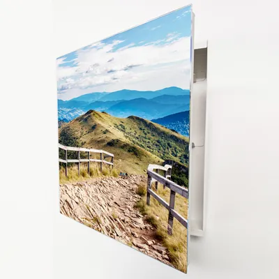 Produktbild von Schlüsselkasten Weiß Metall, Gebirgspanorama Bergwiese Motiv hinter Glas, Moderne Schlüsselbox linksöffnend, 32x28x6,5 cm, 20 Haken für den Flur.