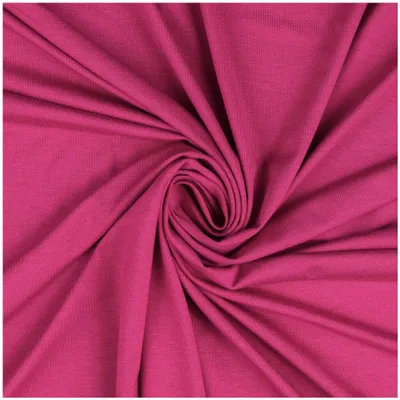 Drapiert gewickelter Bambus Viskose Jersey Stoff in Magenta zeigt den weichen Faltenwurf des elastischen unifarbenen Meterware-Stoffs.