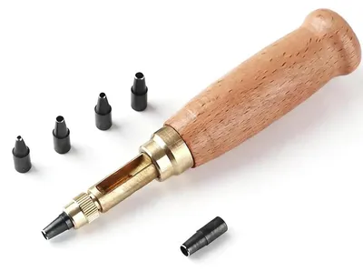 Zdjęcie produktu dla Otwór do szycia z 6 różnymi rozmiarami otworów (1,5–4 mm), z drewnianym uchwytem, przeznaczony do pracy ze skórą i papierem