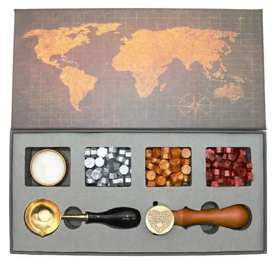 Productafbeelding van Wachtezelsets met zegelwaxparels, messingstempels, een smeltlepel, een kaars en een cadeauverpakking