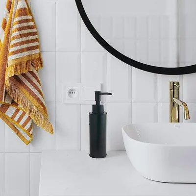 Produktbild von Rundes Shampoo-Dispenserset aus Kunststoff, Schwarz, für Bad und Küche