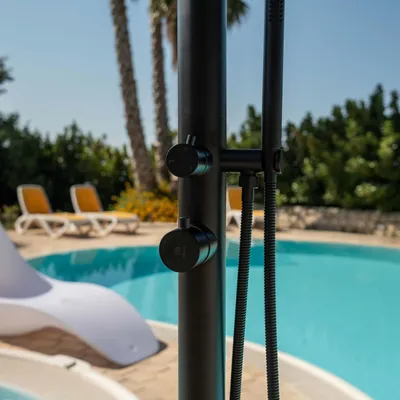 Image de Douche de piscine en acier inoxydable 316L, finition noire mate, avec pommeau de douche à main