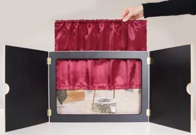 Image de Rideau « Mein Kamishibai » en satin rouge, souple et brillant : crée une ambiance de théâtre authentique ou une atmosphère de cinéma (accessoire pour le théâtre de contes Kamishibai)