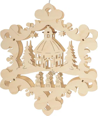 Ein kunstvoll gestaltetes Fensterbild zeigt eine Kirche umgeben von Tannenbäumen und einer Gruppe von Kurrendesängern in einem dekorativen Rahmen aus hellem Holz.