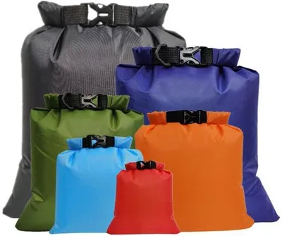 Produktbild von 6-teiliges Set wasserdichter Drybags - leichte Outdoor-Drybags - wasserdichte Taschen - tragbare Trockensäcke - Nasse Dry Bag Wasserdicht - für Badeanzüge Unterwäsche - für Kajakfahren, Rafting, Segeln und Camping (1,5L, 2,5L, 3L, 3,5L, 5L, 8L)
