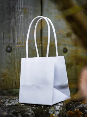 Produktbild von 6 kleine weiße Geschenktüten aus Karton 9 x 10 cm mit Kordelgriffen -