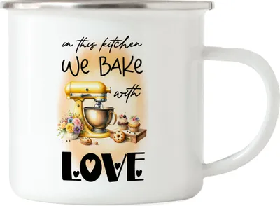Produktbild von In this kitchen we bake with love Küchenmaschine Emaille Tasse - Herzliche Idee